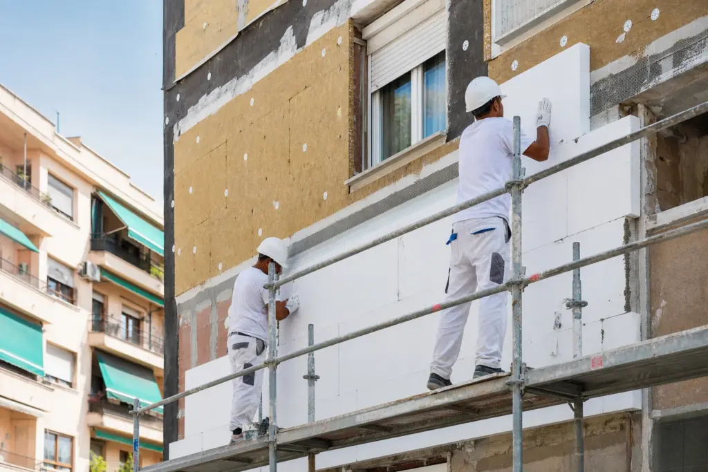 Trabajos de aislamiento térmico en la fachada de una comunidad de vecinos